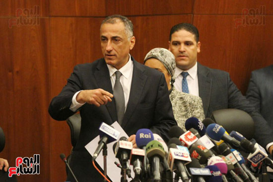 طارق عامر خلال بدء المؤتمر الصحفى
