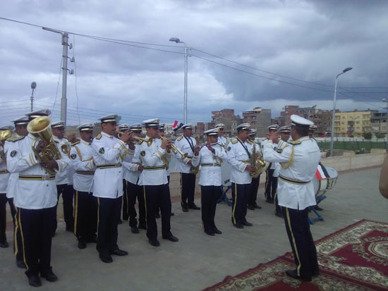 رجال القوات البحرية والموسيقى العسكرية
