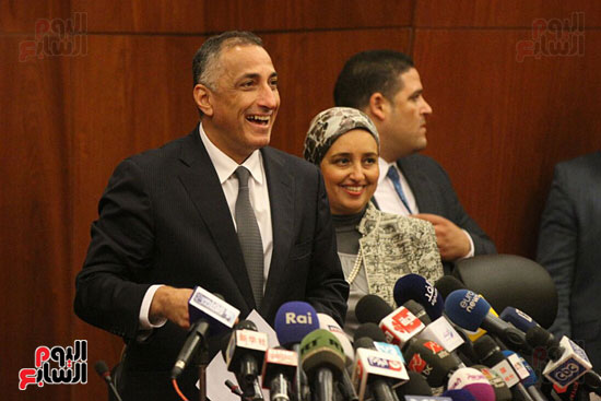 طارق عامر مبتسما بعد الثناء على قرارات البنك المركزى