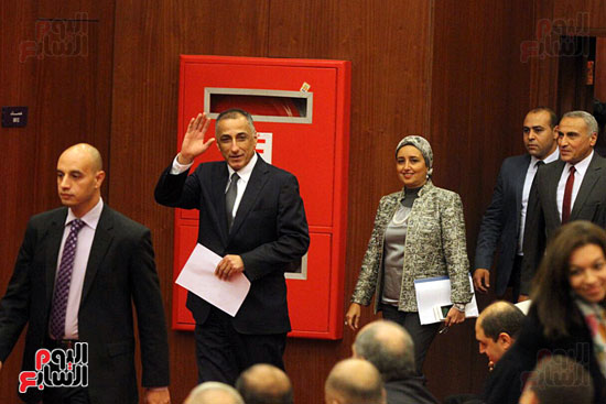 طارق عامر خلال دخوله قاعة المؤتمر بمقر البنك المركزى بوسط البلد
