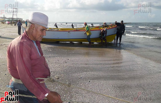 "صاحب مركب" يقوم بشد الحبال مع الصيادين