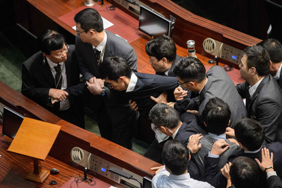 الأمن داخل برلمان هونج كونج يحاول تهدات احد النواب