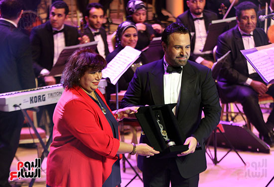 تكريم عاصى الحلانى خلال حفلة بمهرجان الموسيقى العربية (4)