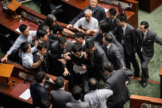 الأمن داخل برلمان هونج كونج يحاول تهدات احد النواب