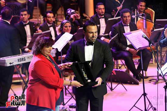 تكريم عاصى الحلانى خلال حفلة بمهرجان الموسيقى العربية (3)