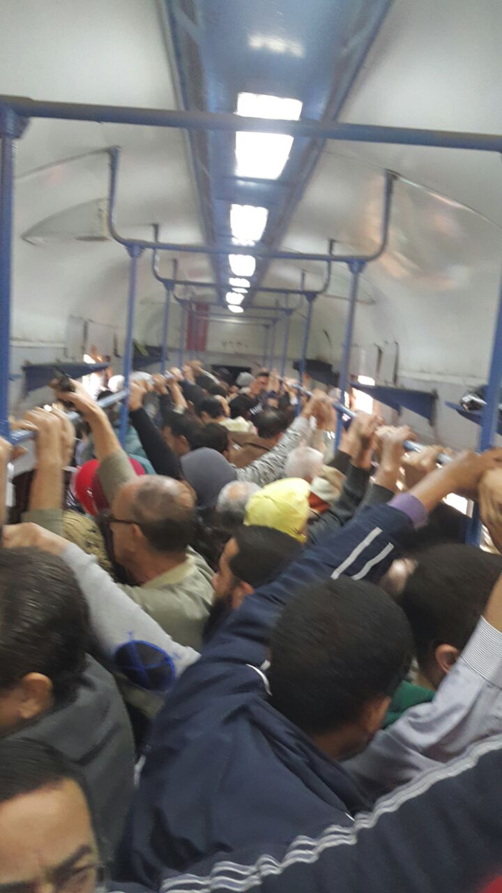 التزاحم داخل قطار أبو قير 