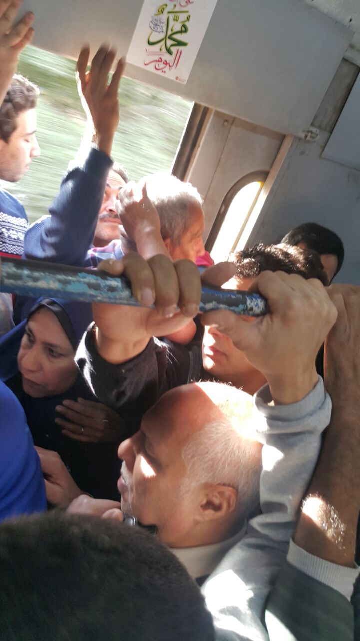 تزاحم المواطنيين فى قطار أبو قير 