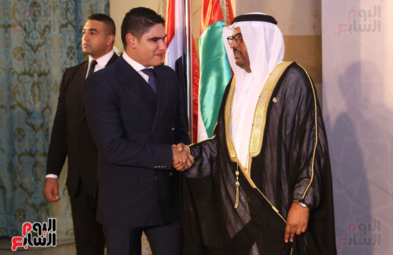 رجل الأعمال أبو هشيمة يصافح السفير الإماراتى