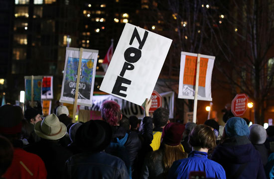 مظاهرات فى كندا احتجاجا على مد خط أنابيب كيندر مورجان شركة من الرمال النفطية فى ألبرتا إلى ساحل المحيط الهادئ فى فانكوفر