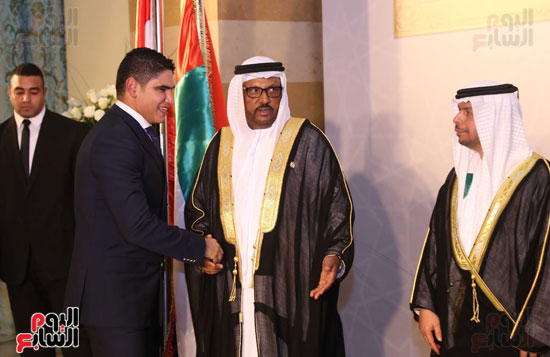 السفير جمعة مبارك الجنيبى يقدم رجل الأعمال أبو هشيمة