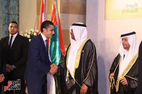 الزميل مصطفى عنبر مع السفير الاماراتى