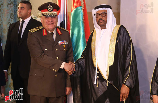 أحد القيادات العسكرية يقدم التهنئة لسفير الإمارات بالقاهرة