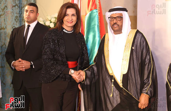 نبيلة مكرم وزيرة الدولة للهجرة مع السفير الإماراتى