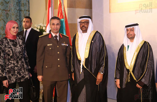 المتحدث العسكرى يلتقط صورة مع السفير الإماراتى