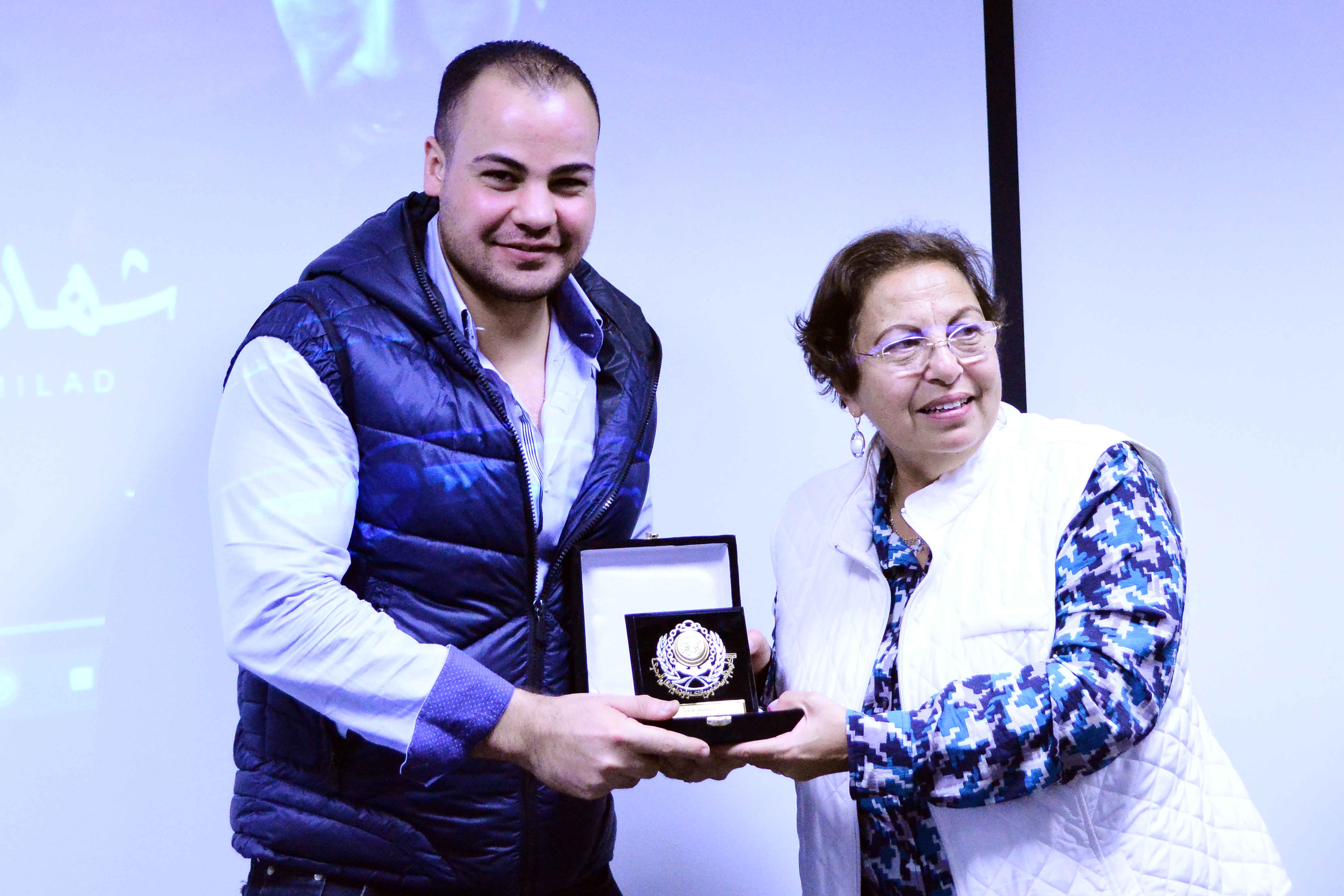 د.ايناس برسوم تهدي درع تكريم الأكاديمية للزميل عمرو صحصاح