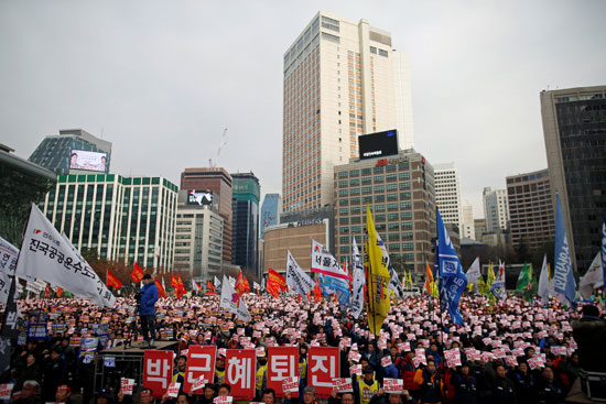 تظاهر الالآف فى سول عاصمة كوريا الجنوبية مطالبة باستقالة رئيسة البلاد
