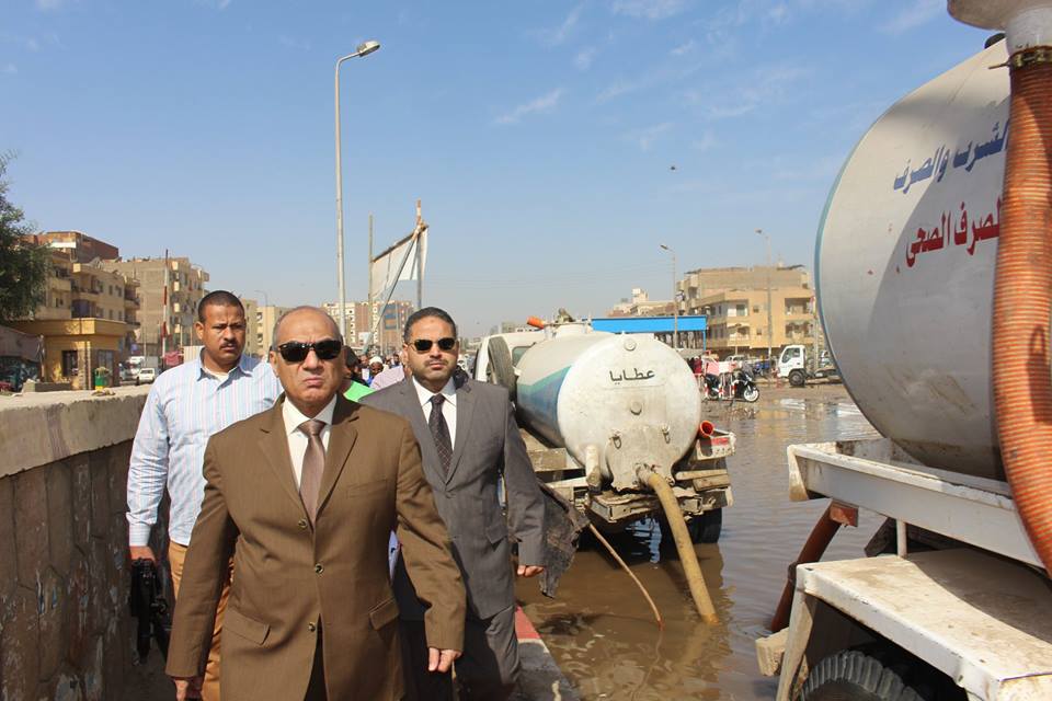 مدير أمن أسوان يتفقد كسر خطوط مياه بشارع السماد