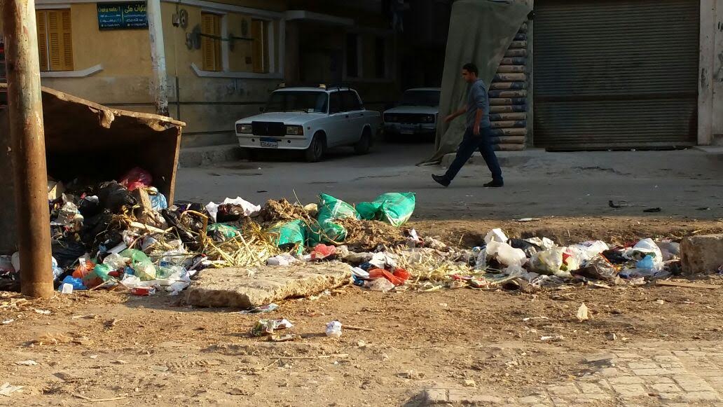 القمامة فى الشوارع الرئيسية خلف مبنى محافظة البحيرة 