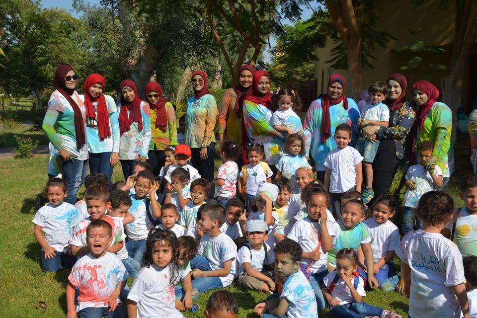 قيادات الحضانة بين الاطفال فى ختام أول مهرجان للألوان