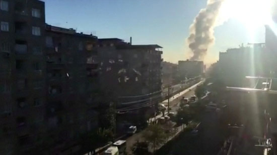 تصاعد أدخنة من انفجار سيارة ملغومة فى مدينة ديار بكر التركية