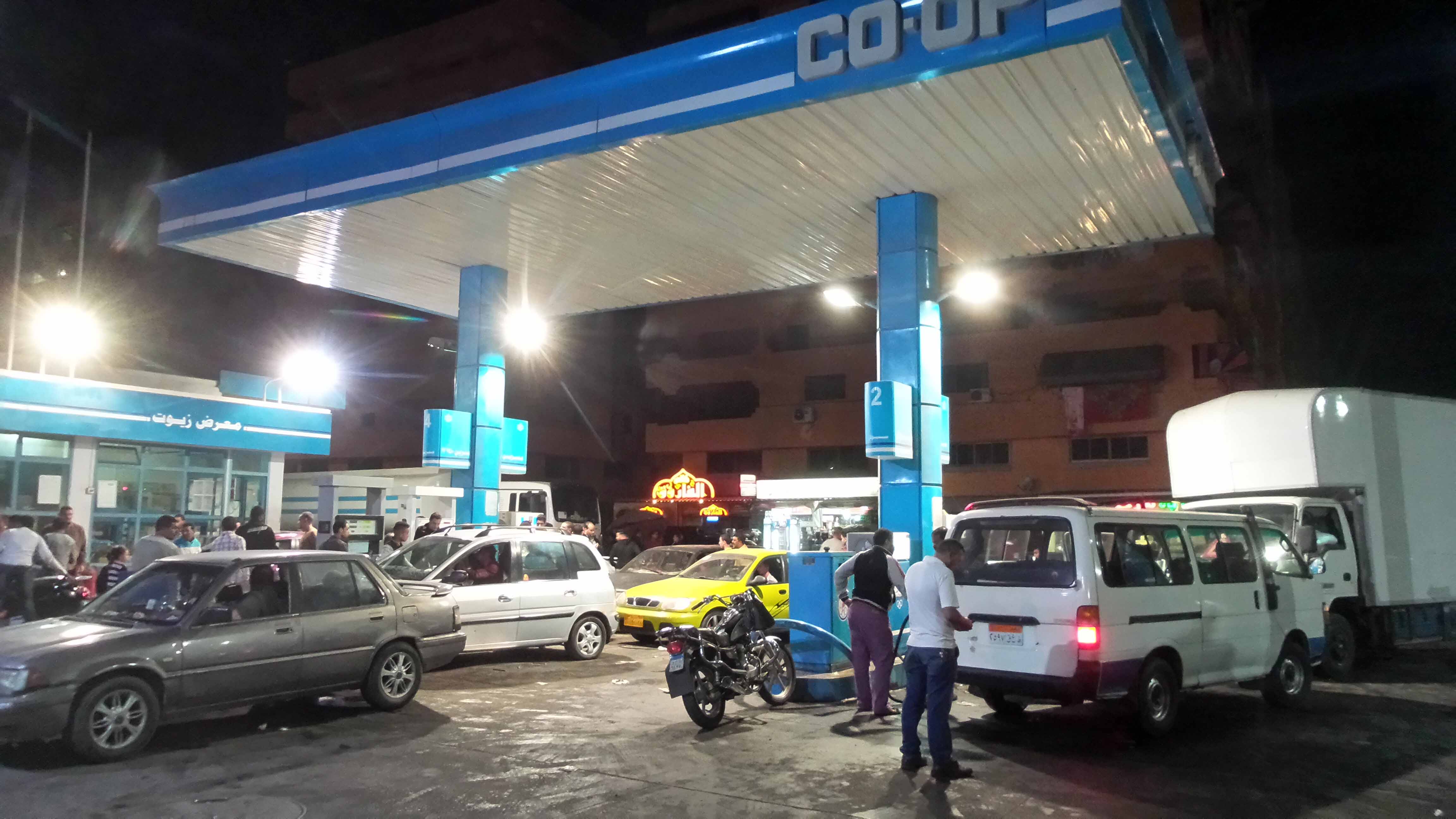 مشادات كلامية بين المواطنين من أصحاب السيارات المتزاحمين حول محطة البنزين