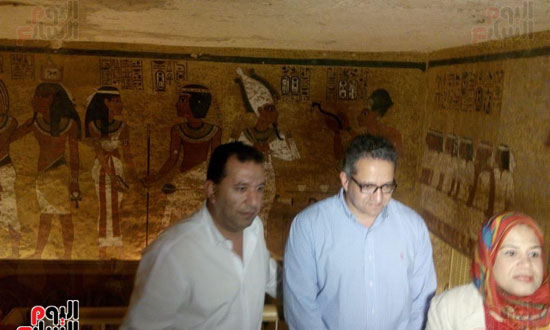 الوزير يدلى بتصريحات صحفية من داخل مقبرة توت عنخ أمون