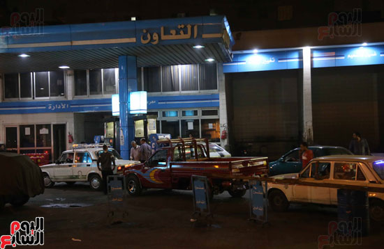 زحام على محطات البنزين بعد رفع أسعار المواد البترولية (7)