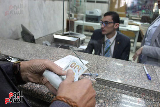 ‏موظفو البنك الاهلي المصري يصرفون حوالات المواطنين الدولارية بالمنصورة