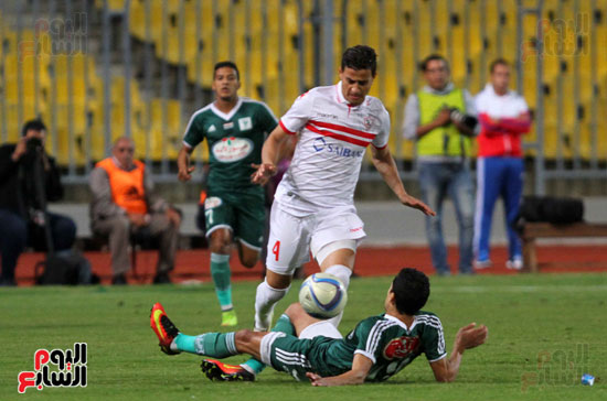  أحمد توفيق يحاول المرور من أحد لاعبى المصرى