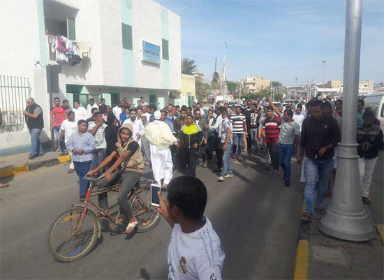 أمن البحر الأحمر يفض مسيرة أمام مسجد الميناء تطالب بإقالة المحافظ (1)