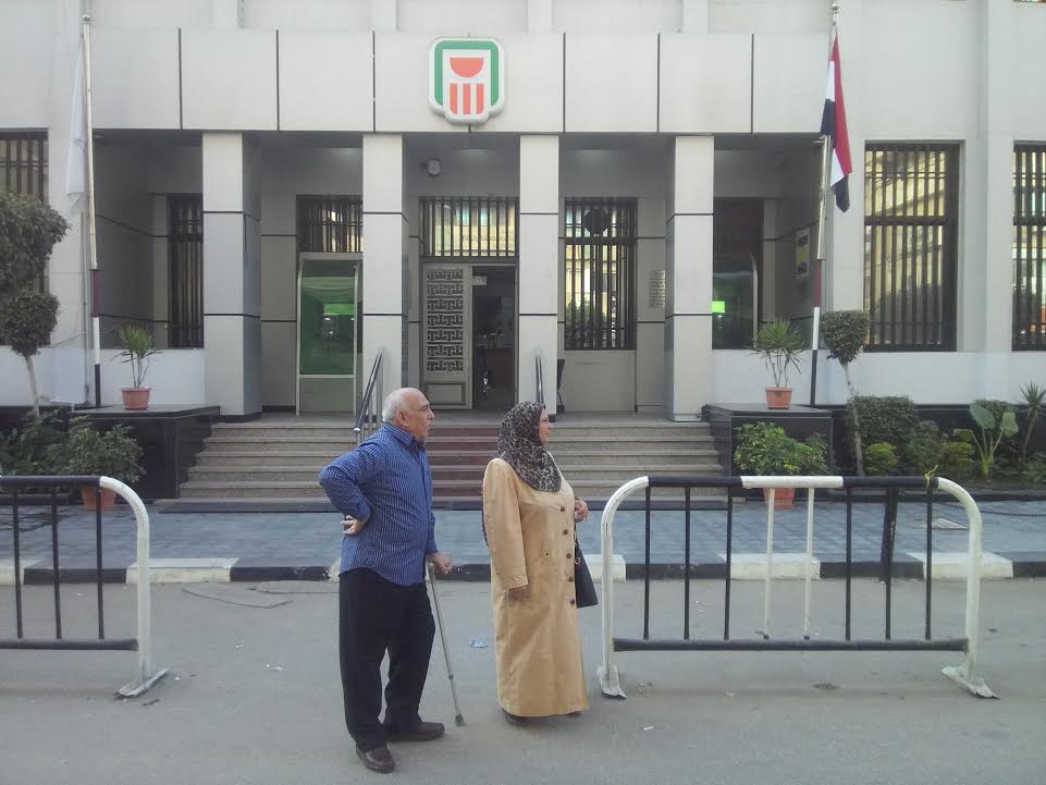 عدد من العملاء أمام بنك القاهرة