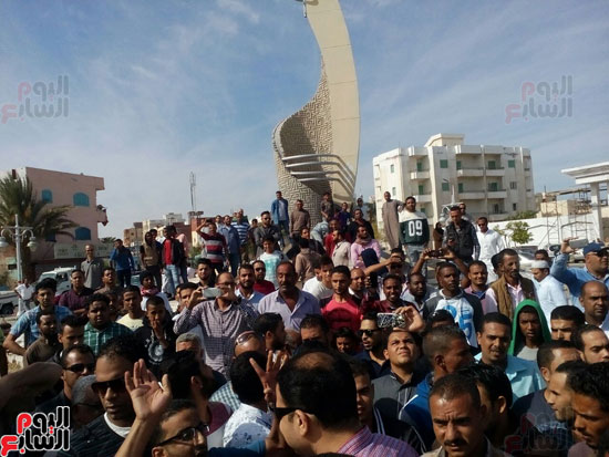 أمن البحر الأحمر يفض مسيرة أمام مسجد الميناء تطالب بإقالة المحافظ (2)