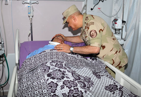 القائد العام يزور المصابين بالمستشفى العسكرى