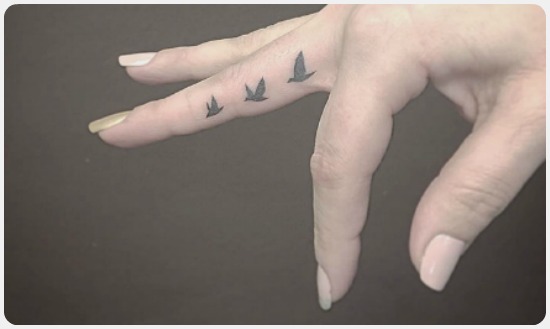 تاتو طيور على الأصابع