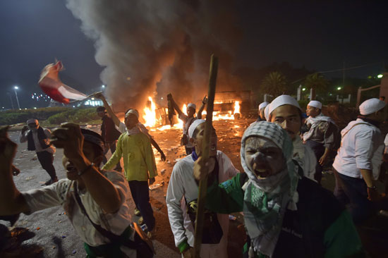 مظاهرات عنيفة فى إندونيسيا ضد حاكم جاكرتا بعد اتهامه بالإساءة للإسلام