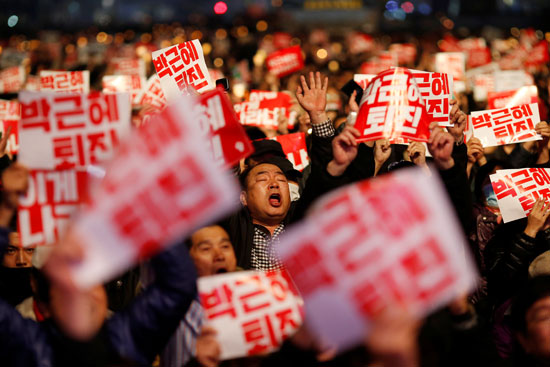 عشرات الآلاف يشاركون في احتجاجات تطالب بتنحي رئيسة كوريا الجنوبية