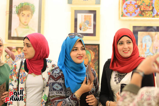 طلبة الفنون الجميلة المشاركون فى المعرض