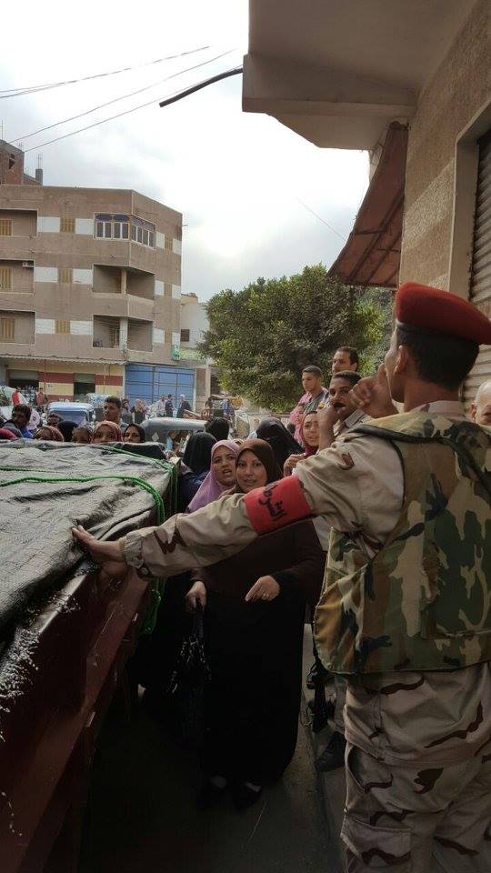 قرى دسوق تشهد تزيع كراتين القات المسلحة