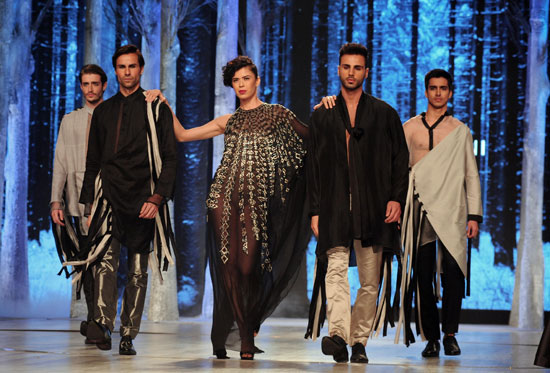 تنافس شرس بين مصممين الأزياء فى الهند