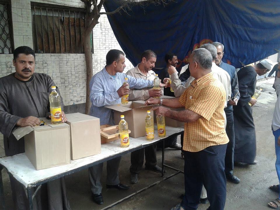       اللجنة تتابع اعمال توزيع الزيت على المواطنين بمنوف