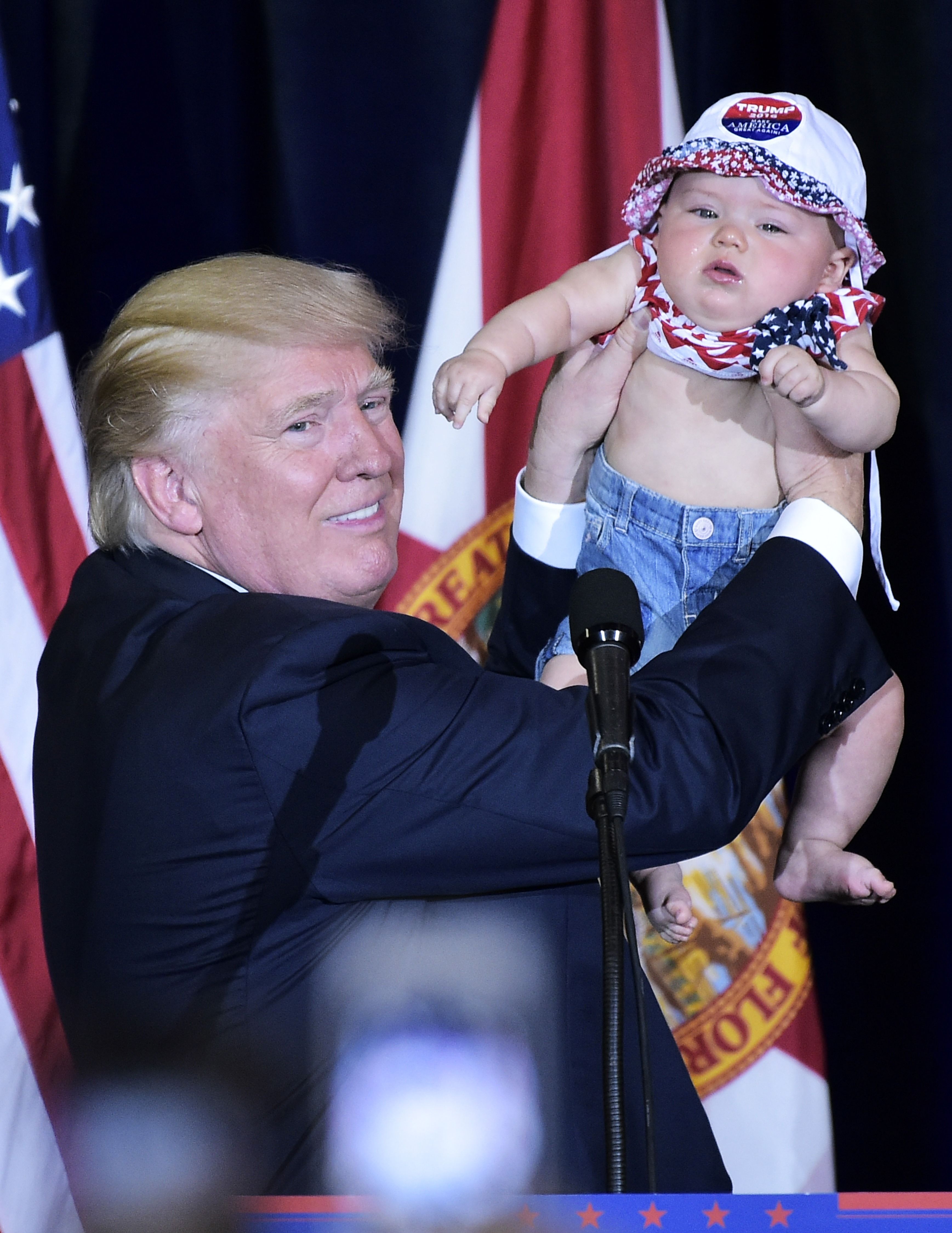 ترامب يحمل طفلا 