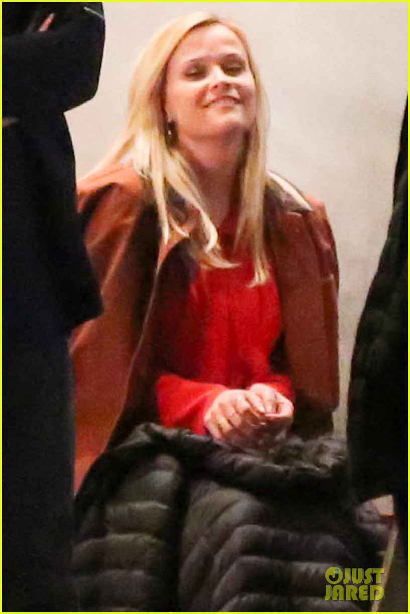 reese-witherspoon-spends-a-late-night-on-set-filming-10