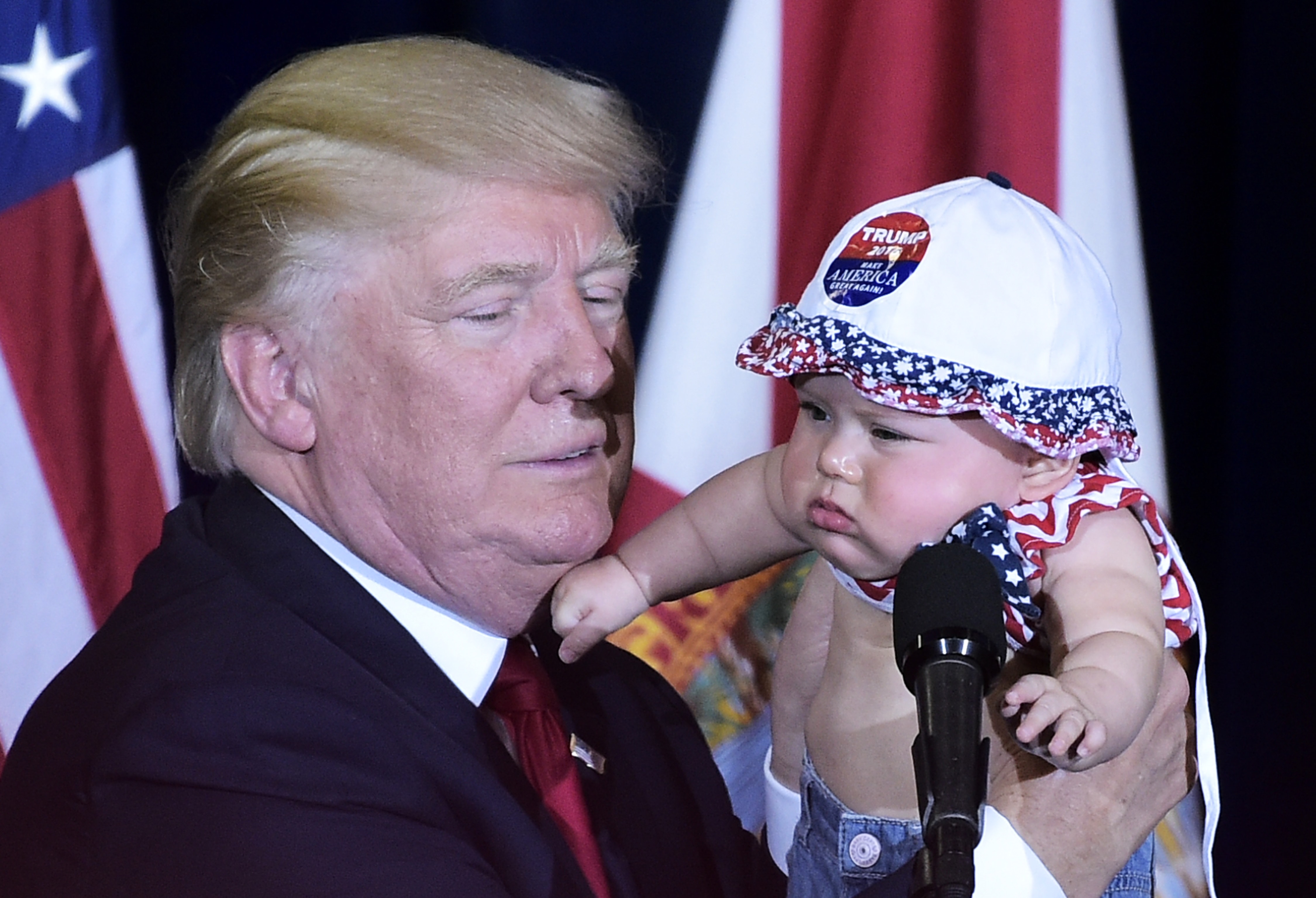 ترامب وطفل 
