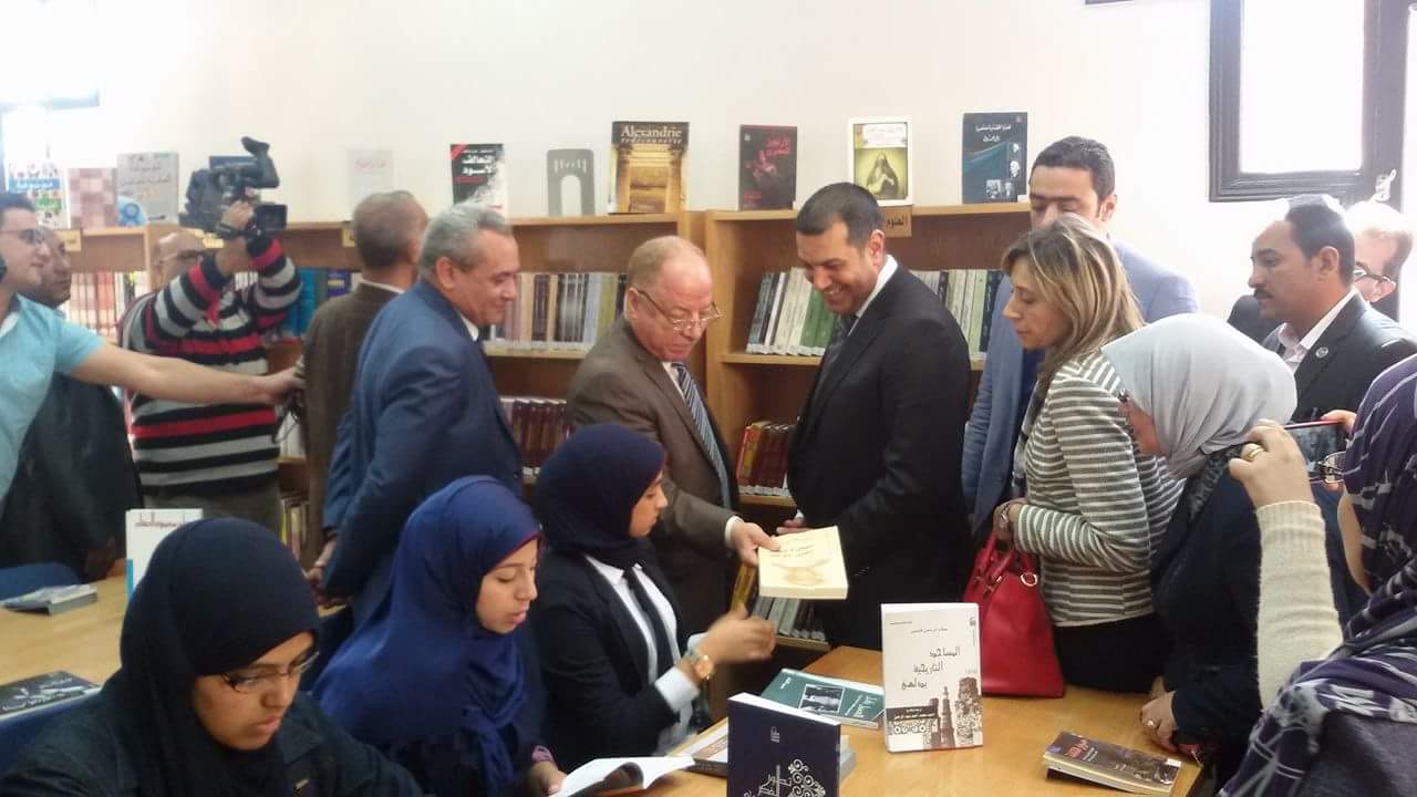 4-جانب من زيارة الوزير لمكتبة القصر