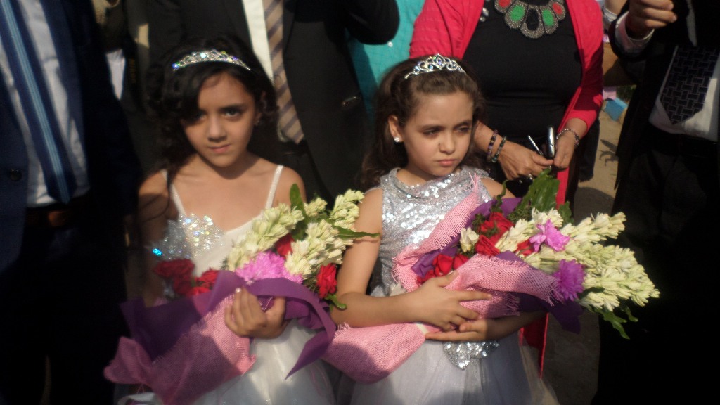 طفلتان تستقبلان الوزير بالورود