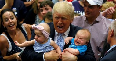 دونالد ترامب يحمل الأطفال