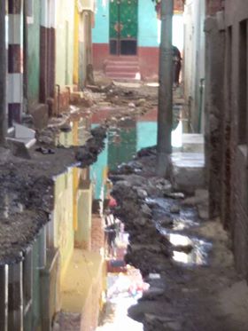 جانب من مياه الصرف الصحى بأحد شوارع القرية