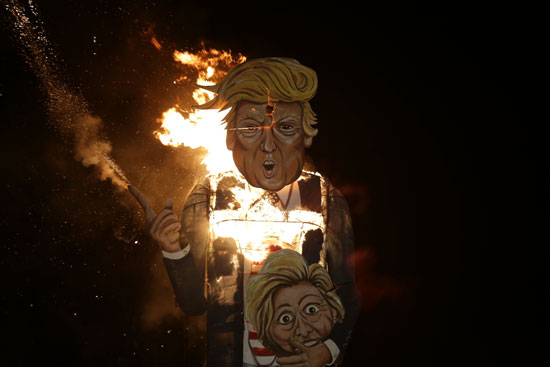 حرق دمية للمرشح الجمهورى فى انتخابات الرئاسية الأمريكية دونالد ترامب فى احتفالات بونفاير نايت السنوية