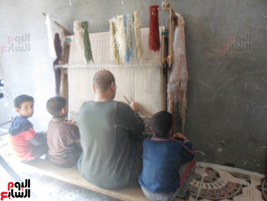 عادل شورى وعدد من الاطفال يتعلمون الصنعة