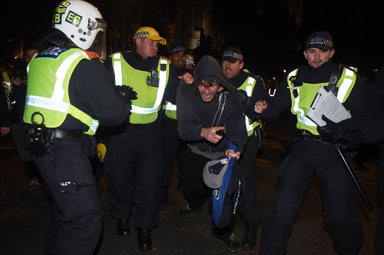 الشرطة البريطانية تعتقل أحد المتظاهرين